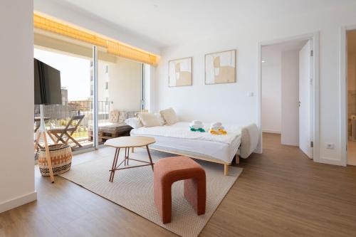 Modern Seaview Apt with Pool, 15 mins walk from beach