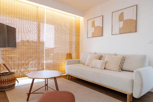 Modern Seaview Apt with Pool, 15 mins walk from beach
