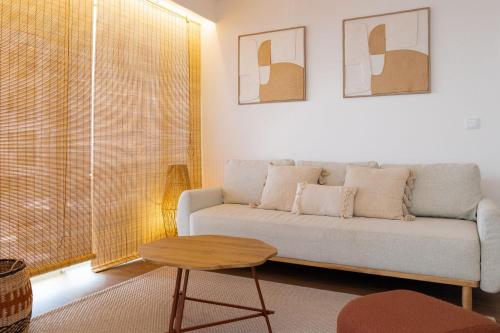 Modern Seaview Apt with Pool, 15 mins walk from beach