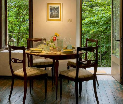 a dining room with a table and chairs and a window at Stone Oven House in Rorá