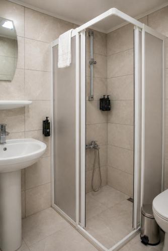 a bathroom with a shower and a sink at Dolphins Otel in Akçakoca