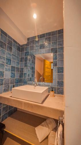 a bathroom with a sink and a mirror at VILLA Fleurie in Mafia
