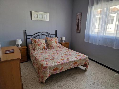 a bedroom with a bed and a window at Tranquilo y céntrico en Chipiona in Chipiona