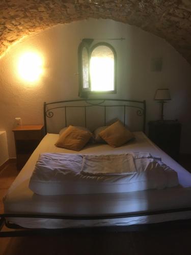 a bed in a room with a window at Domaine privatif 32c avec très grande Salle - Escale de La Jurade in Rogues