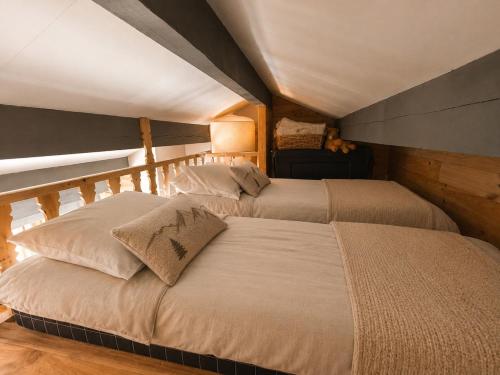 a bedroom with two beds in a room at Le Nid de Formiguères in Formiguères