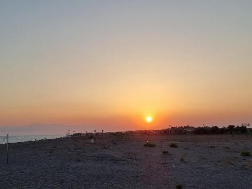 ein Sonnenuntergang an einem Strand bei Sonnenuntergang in der Unterkunft Efe Tiny House in Serik
