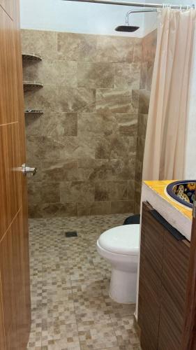 ein Badezimmer mit Toilette, Waschbecken und Dusche in der Unterkunft CasaPalmitas in Las Varas