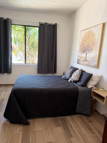 ein Schlafzimmer mit einem großen Bett in einem Zimmer in der Unterkunft CasaPalmitas in Las Varas