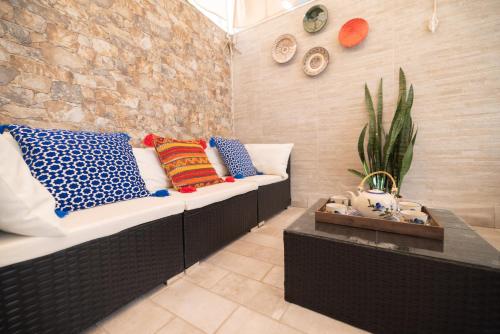 a room with a couch with pillows and a plant at Casa flor del Rocio in La Rinconada