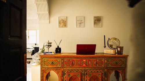 a room with a table with a laptop on it at Maison d'hôtes Kamilia in Ksar es Sghir