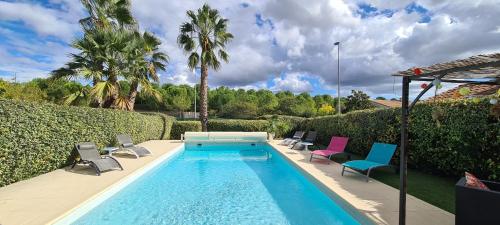 Villa climatisée calme et lumineuse avec un jardin verdoyant une piscine un terrain de tennis