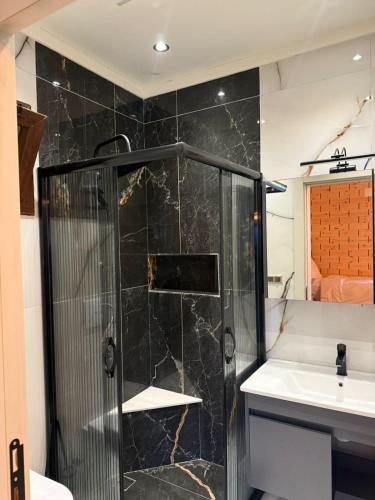 a bathroom with a shower and a sink at بيوت رفال Refal Homes in Ardeşen