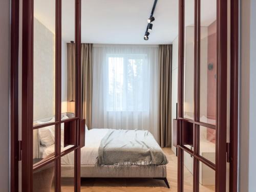 a bedroom with a bed and a window at Old Town Luxe Loft in Iaşi