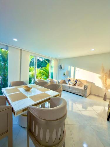 a living room with a table and chairs at Quinta Samalu in Villavicencio