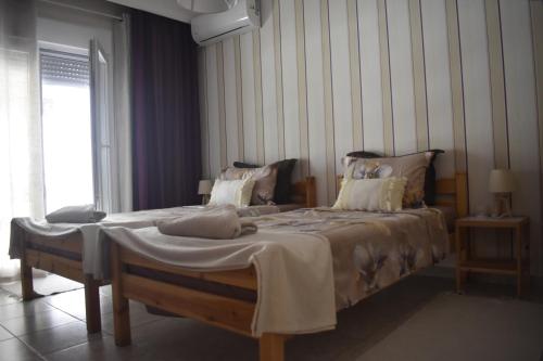 a bedroom with a bed and a window at Floor in Alexandroupoli