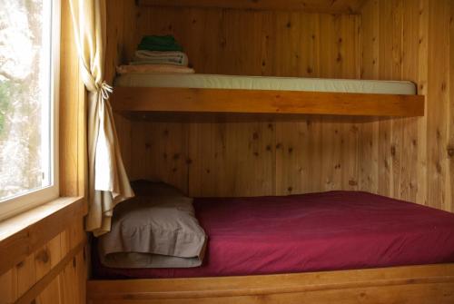 Säng eller sängar i ett rum på Medina Lake Camping Resort Cabin 7