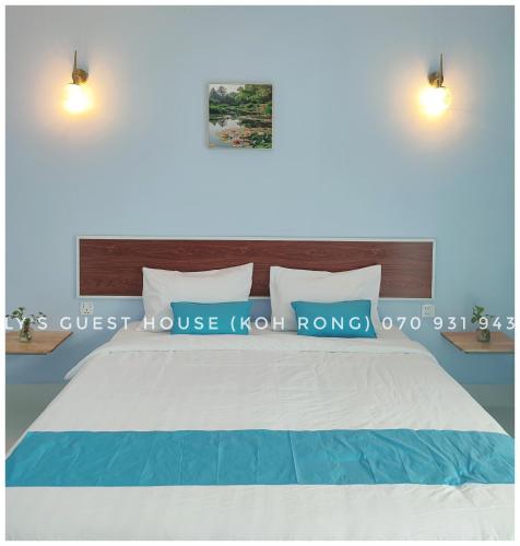 a bedroom with a bed with a blue and white blanket at Ly Guest House-Long Set Beach in Kaôh Rŭng (3)