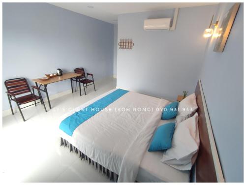 a bedroom with a bed and a table and chairs at Ly Guest House-Long Set Beach in Kaôh Rŭng (3)