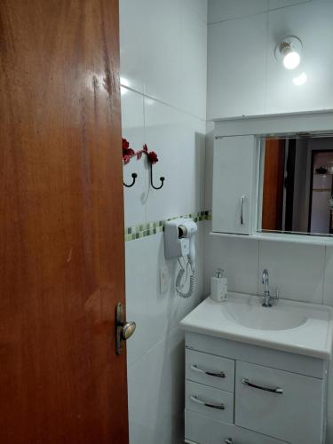 a bathroom with a sink and a mirror at Casa de Campo em Teresópolis in Teresópolis