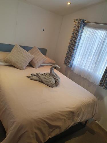 a stuffed bird on a bed in a bedroom at Skipper's Place in Mortehoe