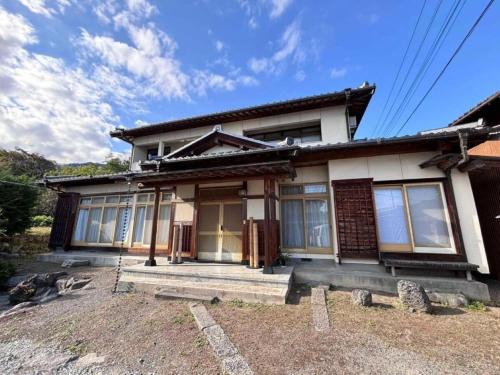 a japanese house with a lot of windows at 373アルプスの風 - 最大11名 in Minami Alps