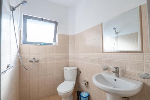 a bathroom with a toilet and a sink at Hotel Primavera in Sarandë