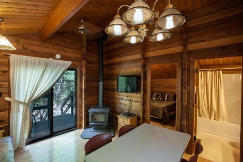 Setusvæði á Lake Texoma Camping Resort Cabin 17