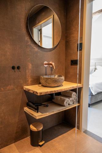 a bathroom with a sink and a mirror at Boerderij 1811 in Harich
