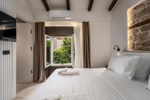 Una Rooms