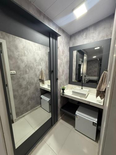 a bathroom with a sink and a mirror at HOSTEL FAMILIA ZANATTA in Caxias do Sul