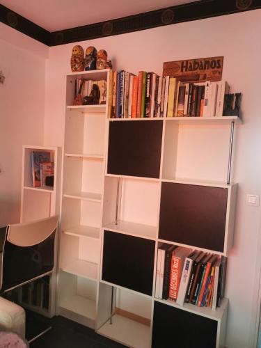 CHAMBRE CHEZ L'HABITANT - ROOM IN THE OWNER'S APARTMENT