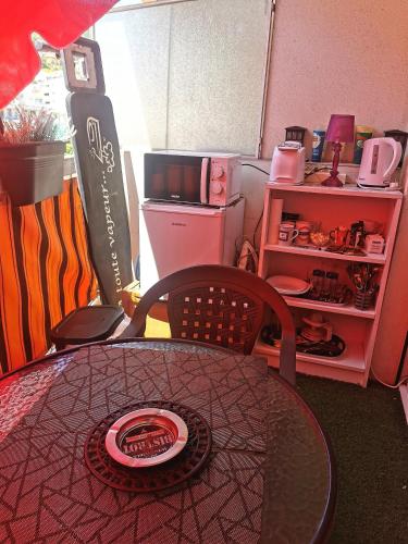 CHAMBRE CHEZ L'HABITANT - ROOM IN THE OWNER'S APARTMENT