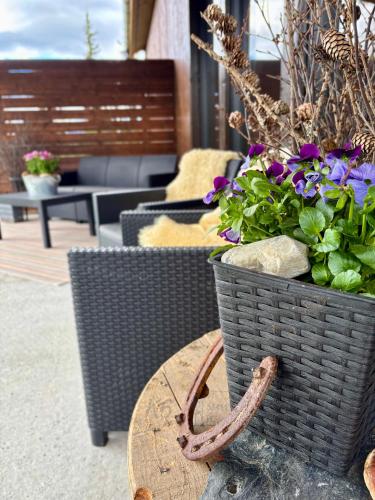 a basket of flowers sitting on top of a table at Mountain Stable Apartment Beito in Beitostøl