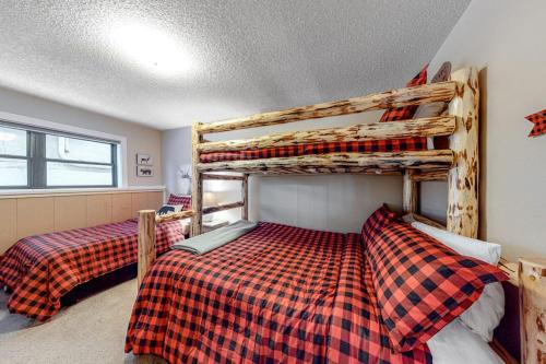 a bedroom with two bunk beds in a room at Ponderosa 2A Permit #3,01630 in Crested Butte