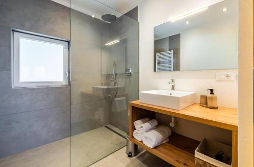 a bathroom with a sink and a shower at Ferienwohnungen Preiss - Schenna in Schenna