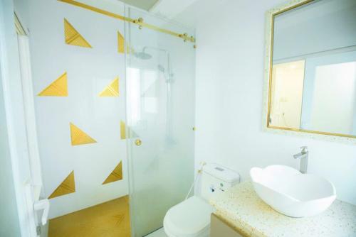 a bathroom with a shower and a toilet and a sink at khách sạn Quốc Tế in Cà Mau
