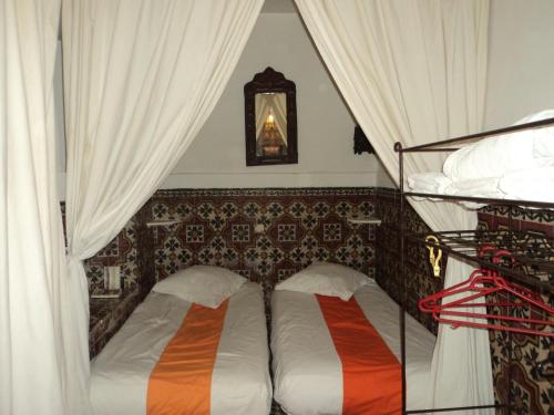 Una cama o camas en una habitación de Riad Dar Mchicha