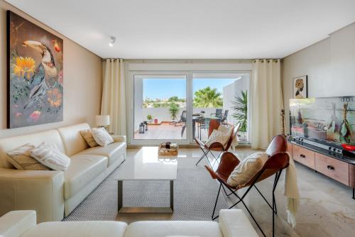Torrequebrada Golf Resort - Luxury Apartment with Terrace, Pool & Private Parking