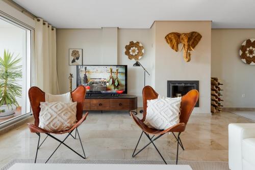 Torrequebrada Golf Resort - Luxury Apartment with Terrace, Pool & Private Parking