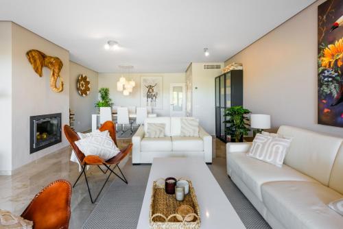 Torrequebrada Golf Resort - Luxury Apartment with Terrace, Pool & Private Parking