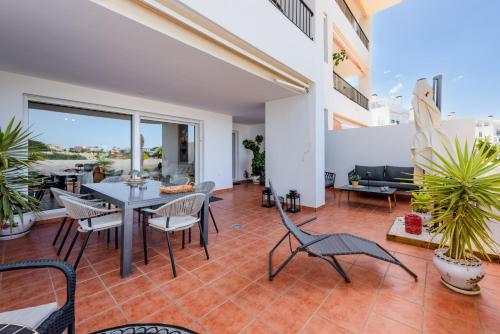 Torrequebrada Golf Resort - Luxury Apartment with Terrace, Pool & Private Parking