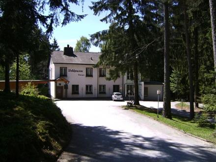 a car parked in front of a white building at Waldpension Reisinger in Fladnitz an der Teichalm