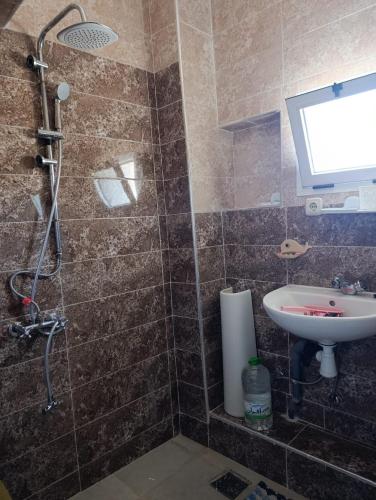 un baño con lavabo y ducha en Ouadlaw, en Oued Laou