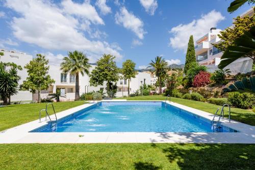 Torrequebrada Golf Resort - Luxury Apartment with Terrace, Pool & Private Parking