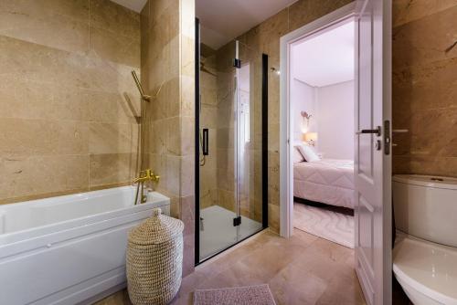 Torrequebrada Golf Resort - Luxury Apartment with Terrace, Pool & Private Parking