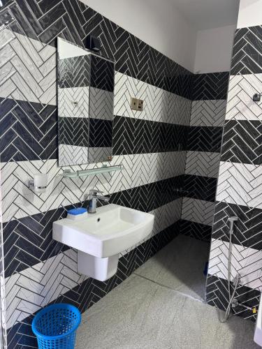a bathroom with a sink and a mirror at Bhanuka Hevan Place in Ella