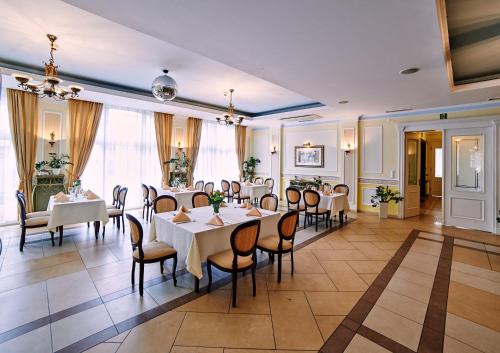 Restaurant o un lloc per menjar a Villa Royal
