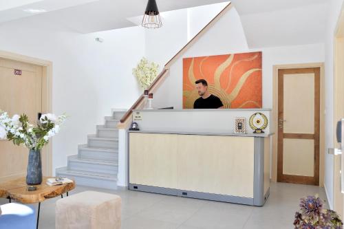 SUN DAY Rooms & Studios - Free Airport Shuttle