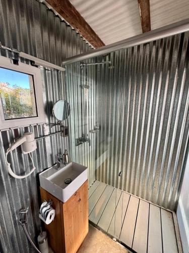 a bathroom with a sink and a shower at Eco-Suite Estación Penitente in Minas