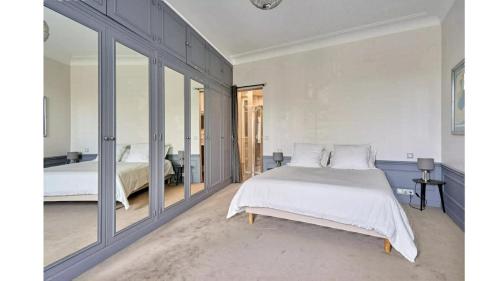 Bright and Chic Haussmannian Porte Maillot